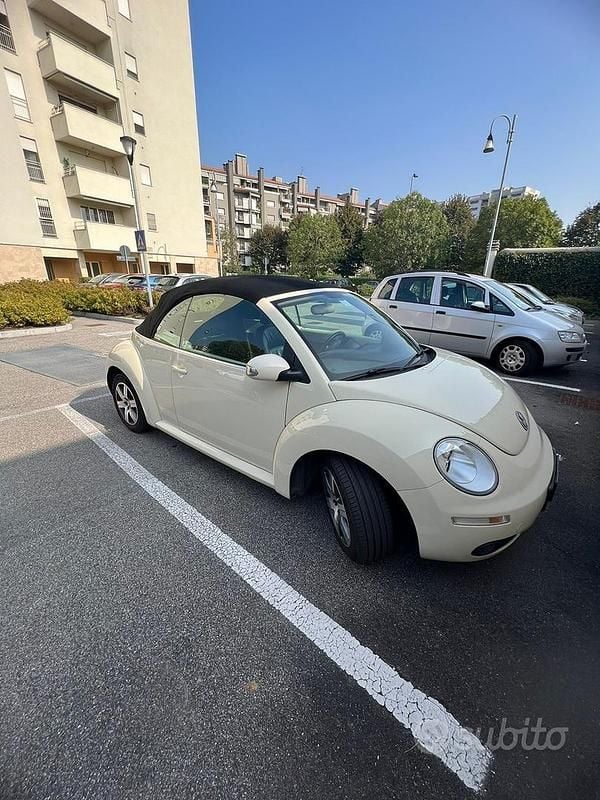 Usata VW New Beetle 105 CV (77 kW) 2007 Bianco Utilitaria