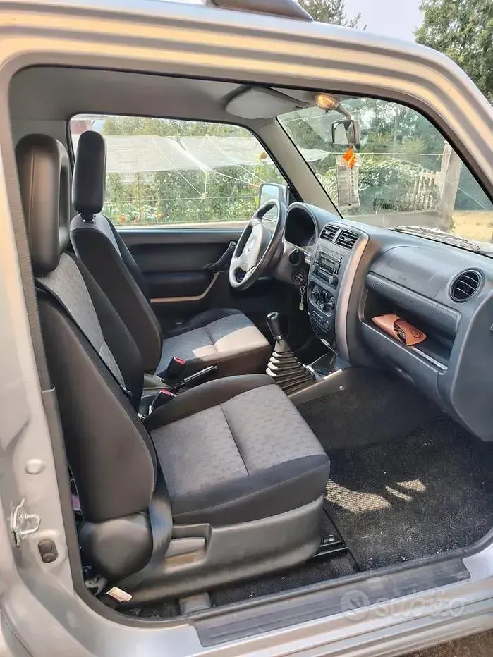 Usata Suzuki Jimny 86 CV (63 kW) 2010 Grigio SUV