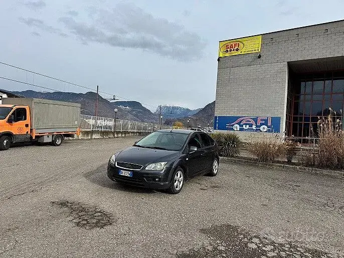 Usata Ford Focus Ghia 116 CV (85 kW) 2006 Nero Berlina
