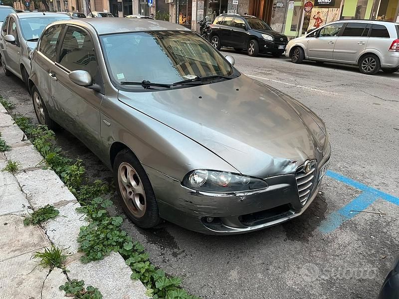 Grigio Usata 2007 Alfa Romeo 147 Due volumi | 1100 € (Super prezzo) - Immagine 1/4