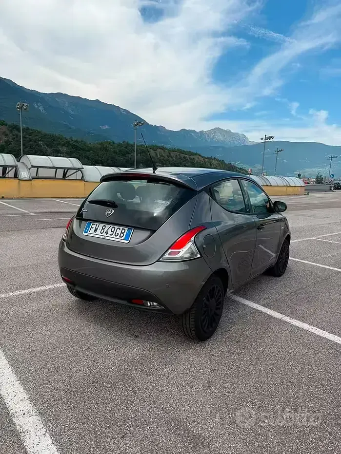 Usata Lancia Ypsilon 80 CV (58 kW) 2019 Grigio Utilitaria