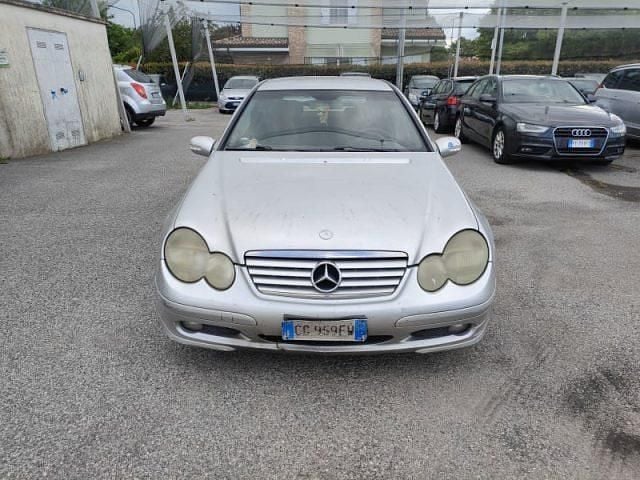 Usata Mercedes C220 Classic 142 CV (104 kW) 2003 Argento Coupé