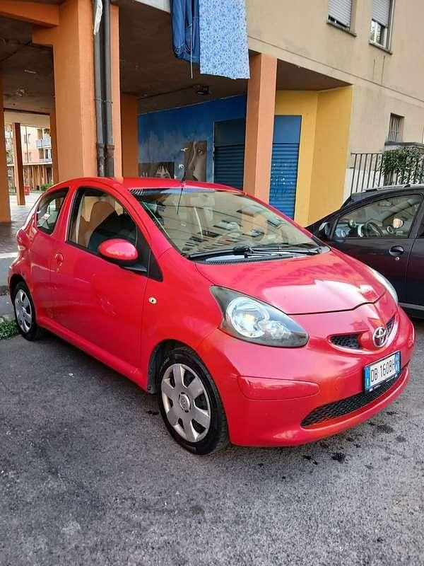 Usata Toyota Aygo Sol 68 CV (50 kW) 2006 Rosso Utilitaria
