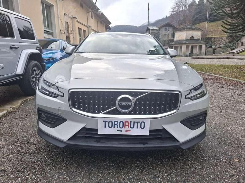 Begagnad Volvo V60 CC Business Edition 197 HK (144 kW) 2021 Vit Kombi