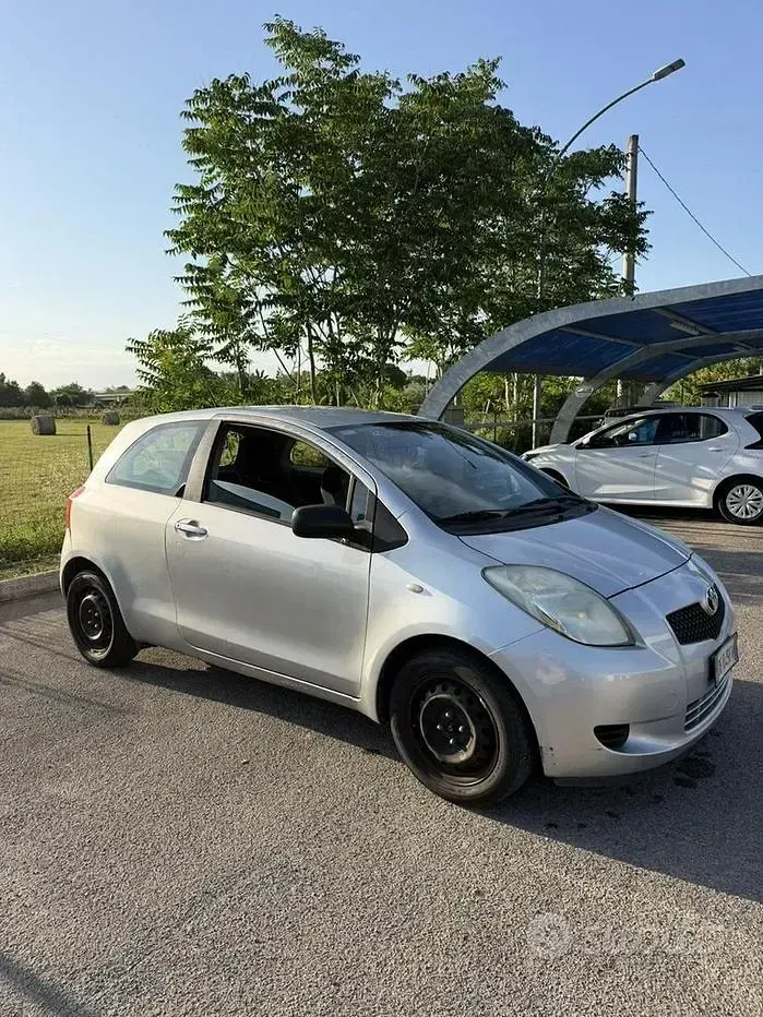 Usata Toyota Yaris 65 CV (47 kW) 2007 Grigio Utilitaria