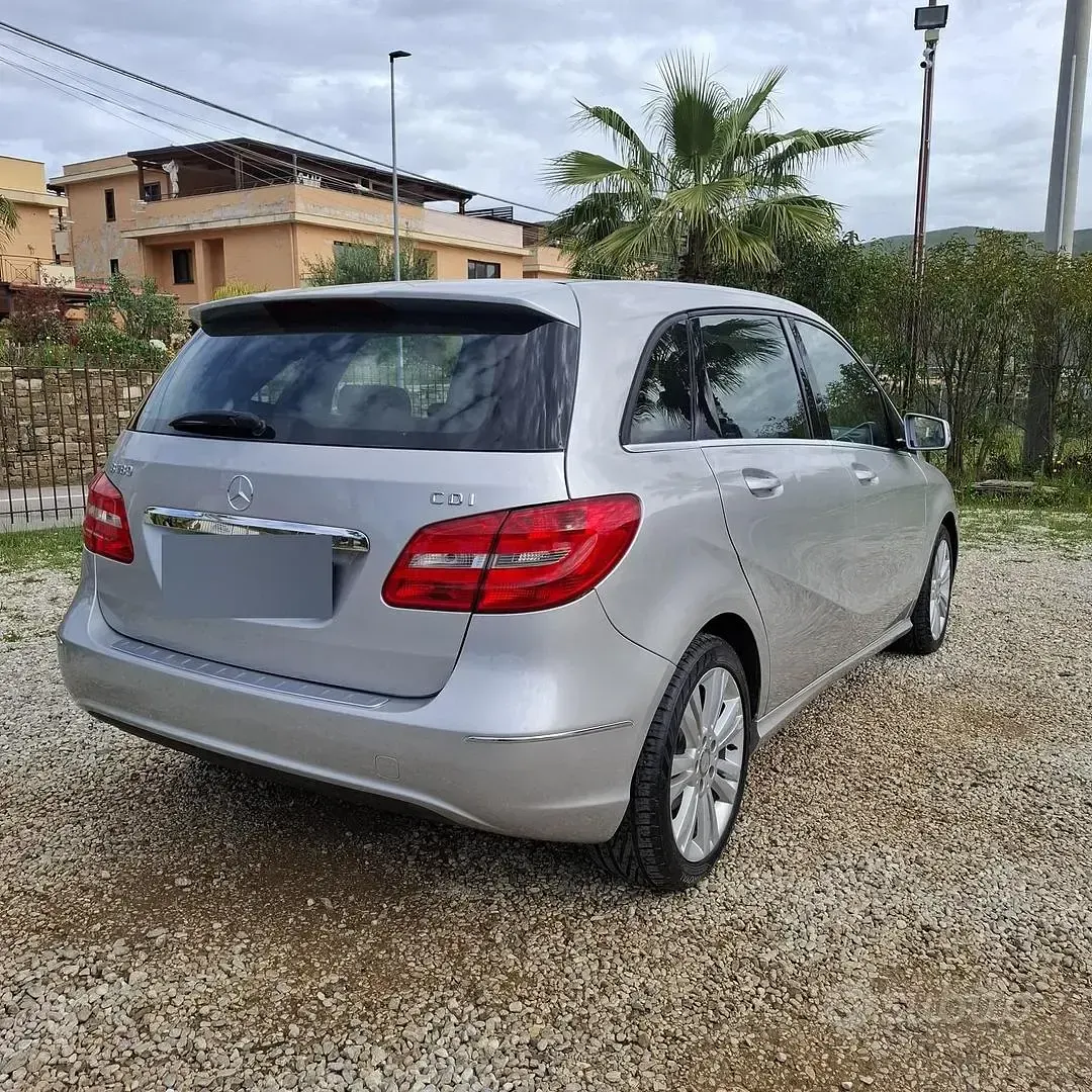 Usata Mercedes B180 109 CV (80 kW) 2012 Grigio Monovolume