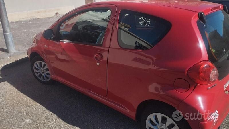 Usata 2006 Toyota Aygo Due volumi | 2500 € (Ottimo prezzo) - Immagine 1/4