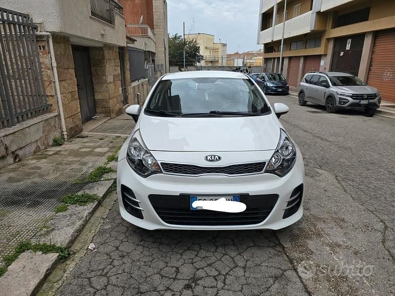 Usado Kia Rio 90 HP (66 kW) 2015 Branco Sedan