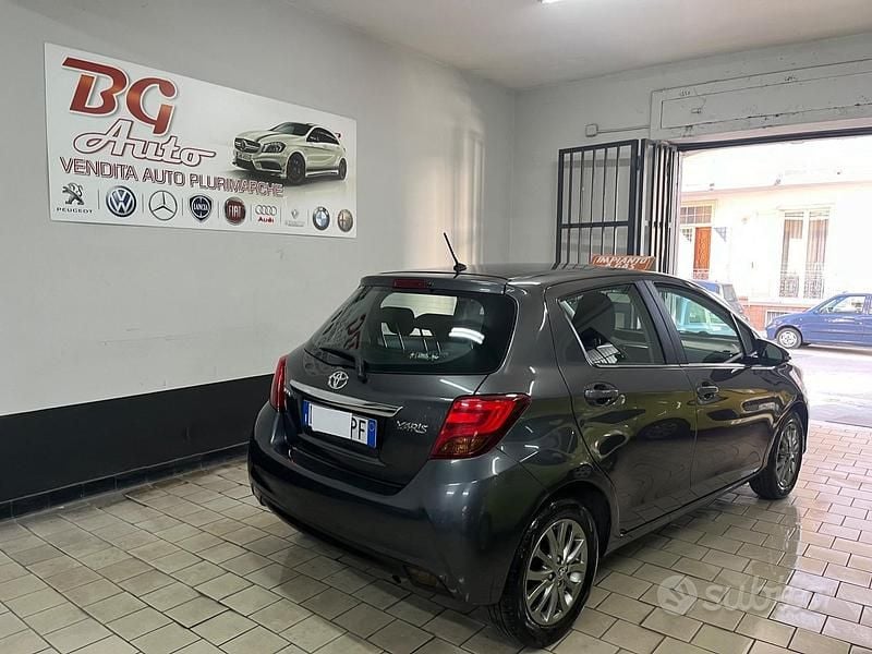 Usata Toyota Yaris Lounge 69 CV (50 kW) 2016 Grigio Berlina