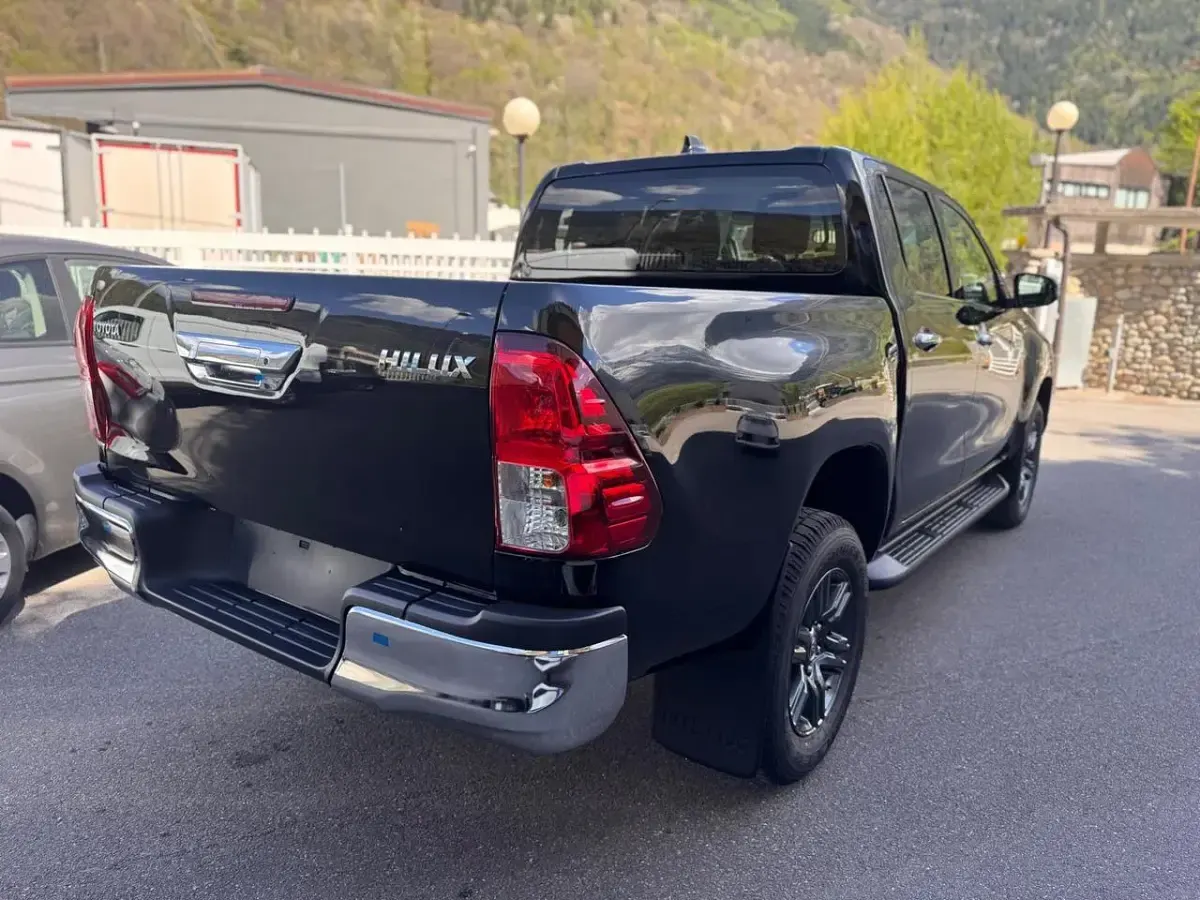 Nuova Toyota HiLux Lounge 203 CV (149 kW) 2026 Nero Pick-up