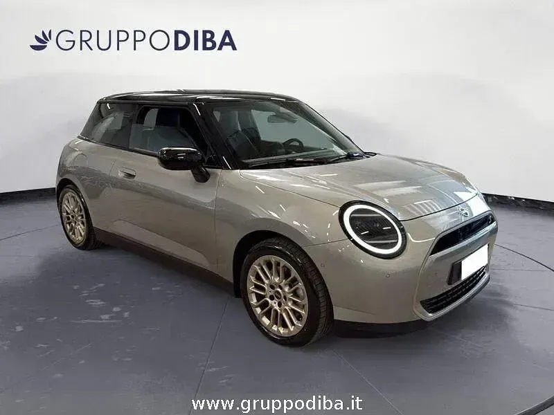 Usata Mini Cooper SE Favoured 64 kW (88 CV) 2025 Grigio Utilitaria