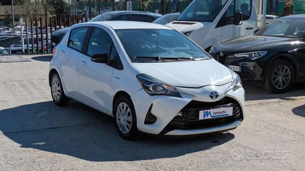 Usata Toyota Yaris Hybrid Cool 72 CV (52 kW) 2018 Bianco Berlina