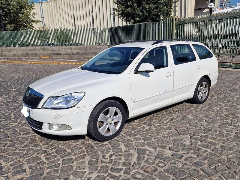 Bianco Usata 2011 Skoda Octavia Ambition Station wagon | 1999 € (Ottimo prezzo) - Immagine 1/4