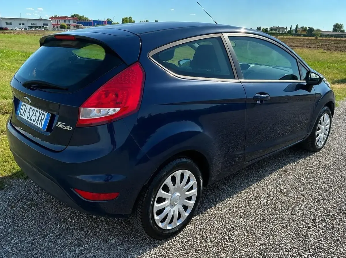 Usata Ford Fiesta 60 CV (44 kW) 2011 Bluazzurro Berlina
