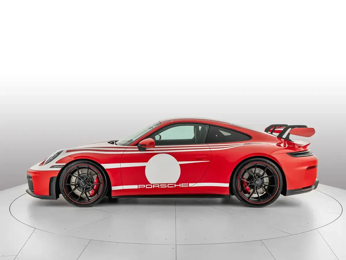 Nuova Porsche 911 2026 Guards red Coupé