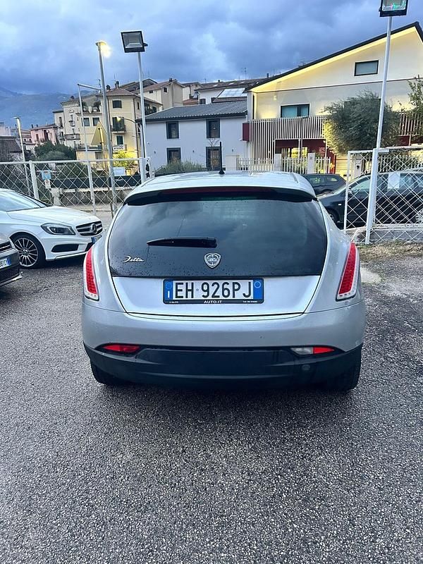 Begagnad Lancia Delta Gold 120 HK (88 kW) 2011 Grå Halvkombi