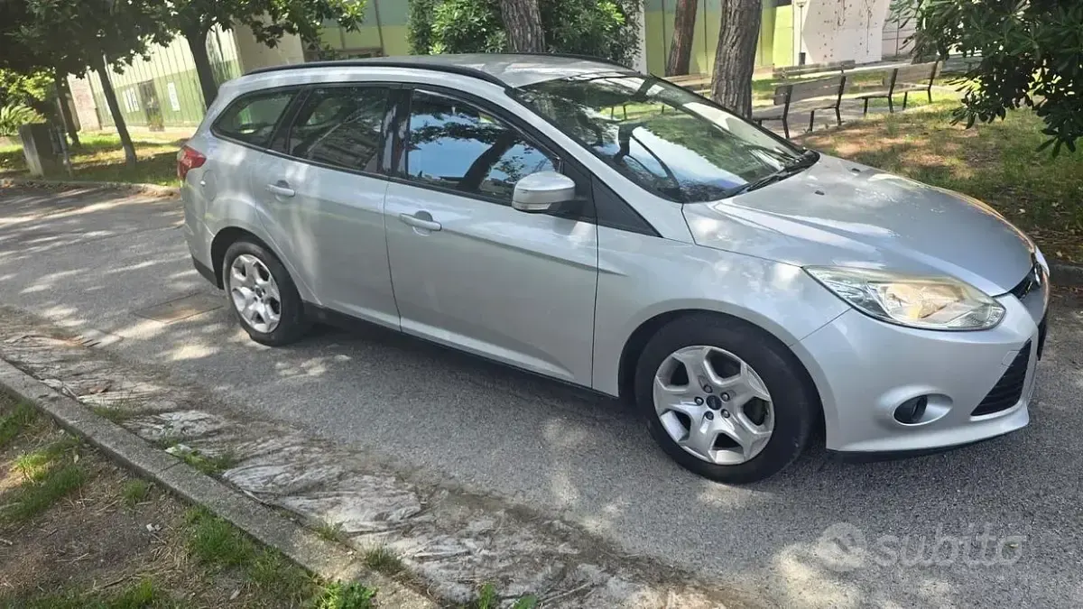Usata Ford Focus Individual 116 CV (85 kW) 2014 Grigio Station wagon
