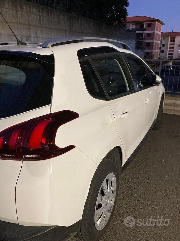 Usata Peugeot 2008 Active 110 CV (80 kW) 2019 Bianco SUV