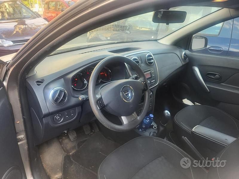 Usata Dacia Sandero Lauréate 75 CV (55 kW) 2016 Grigio Utilitaria