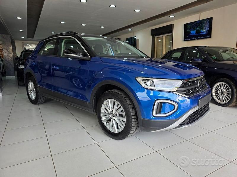 Usata VW T-Roc Life 116 CV (85 kW) 2022 Blu SUV