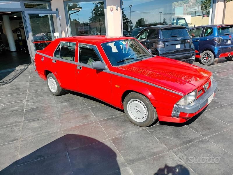 Usata Alfa Romeo 75 155 CV (114 kW) 1991 Rosso Berlina