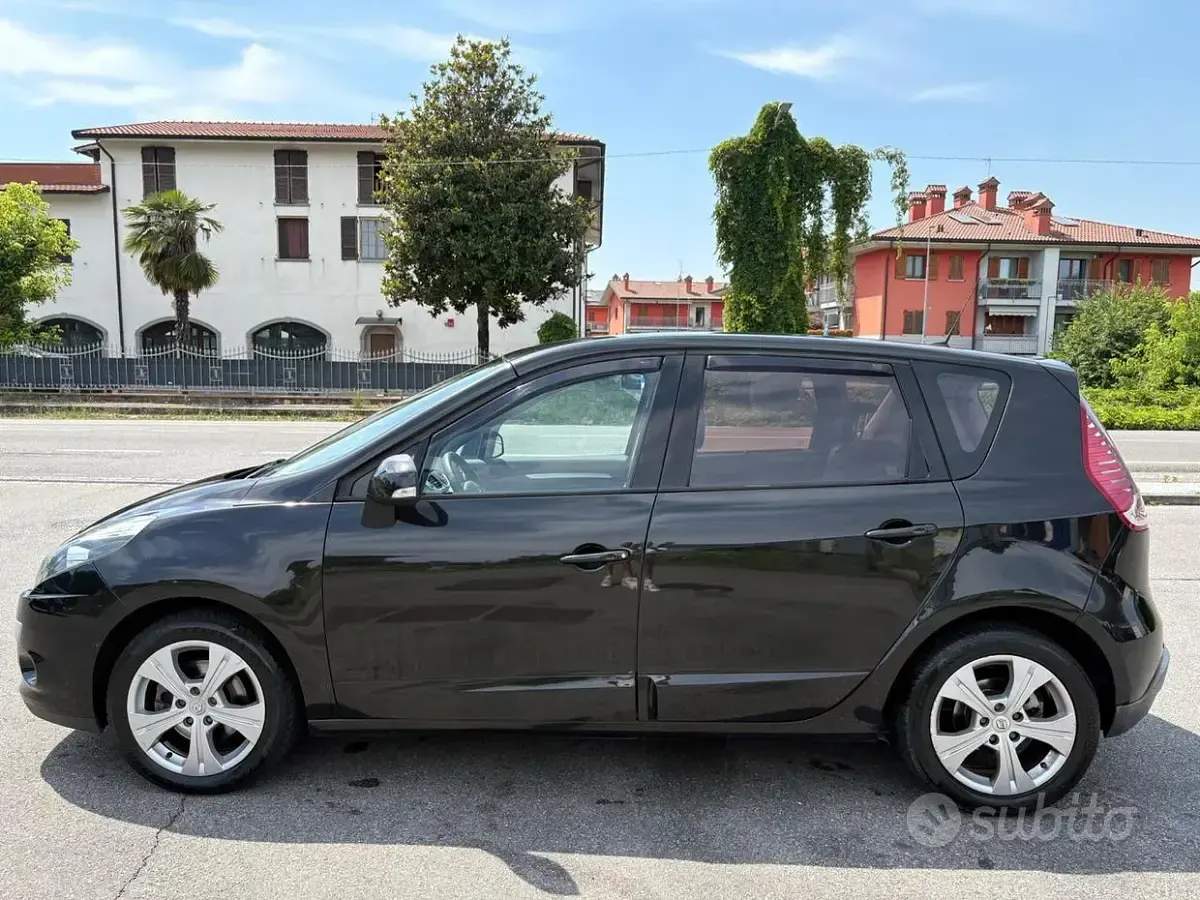 Usata Renault Scénic Dynamique 110 CV (80 kW) 2010 Nero Monovolume