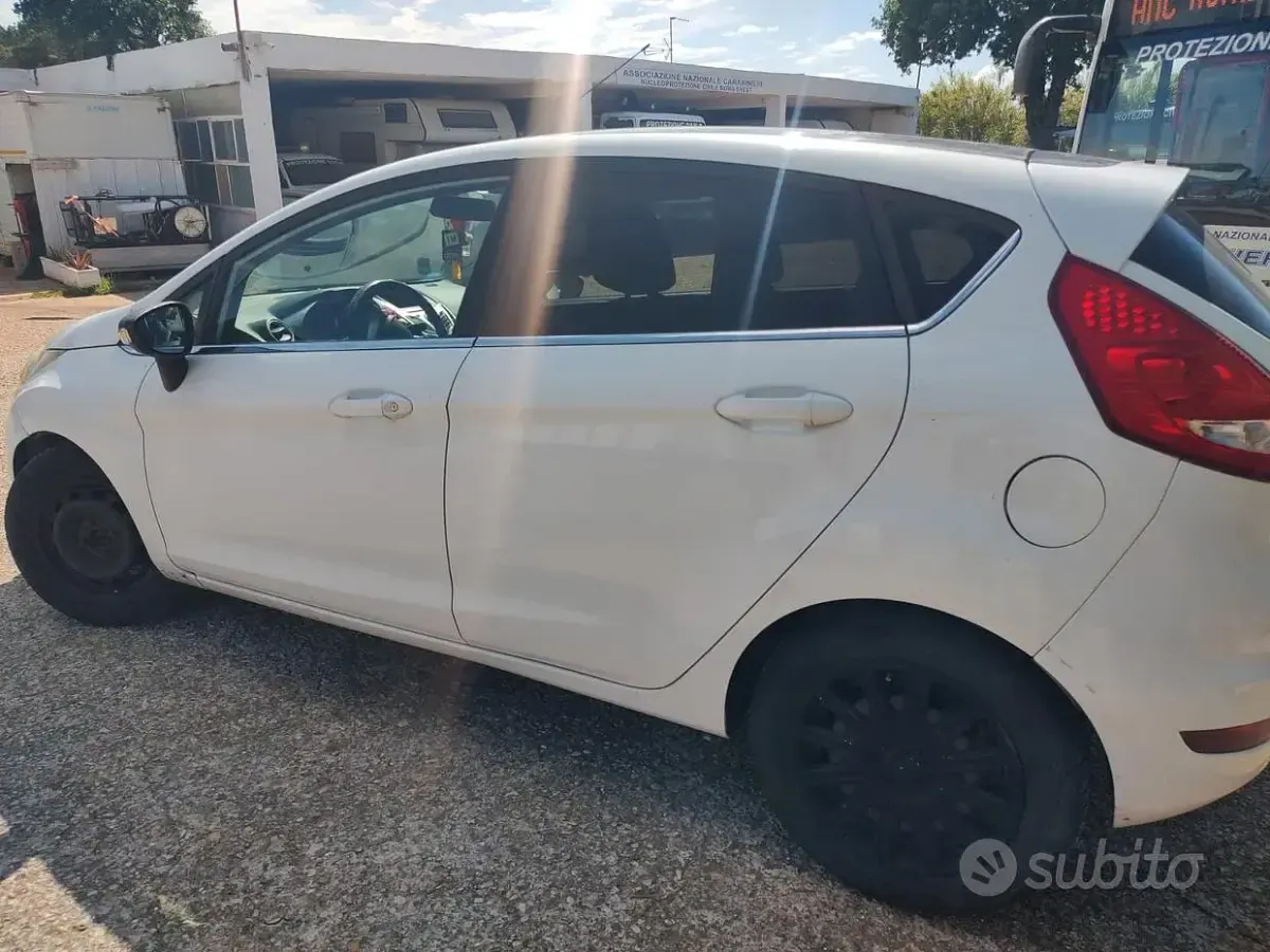 Usata Ford Fiesta 96 CV (70 kW) 2009 Bianco Berlina