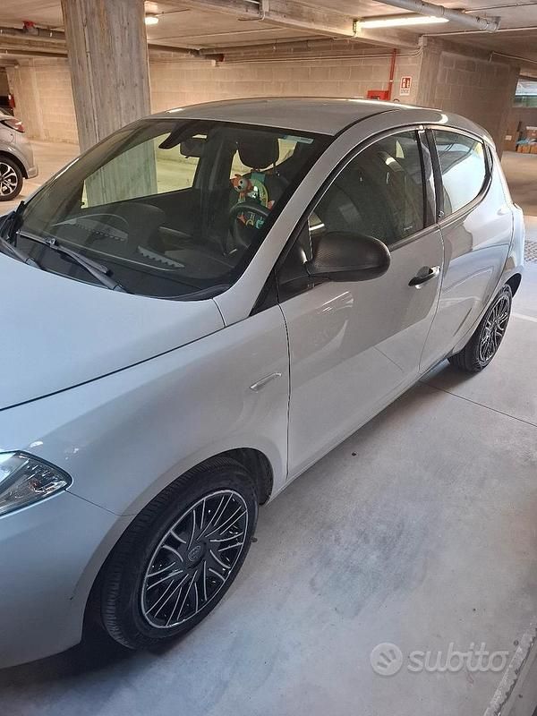 Usata Lancia Ypsilon 69 CV (50 kW) 2019 Grigio Utilitaria