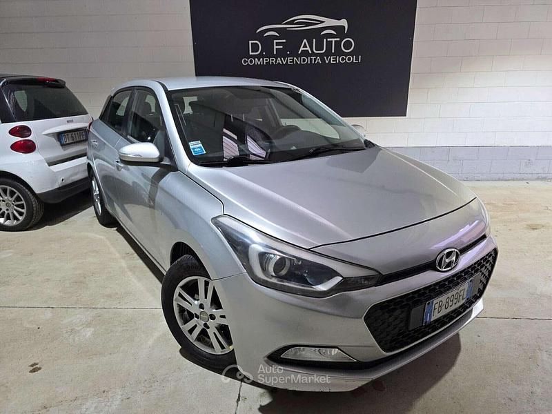 Usata Hyundai i20 83 CV (61 kW) 2015 Argento Berlina