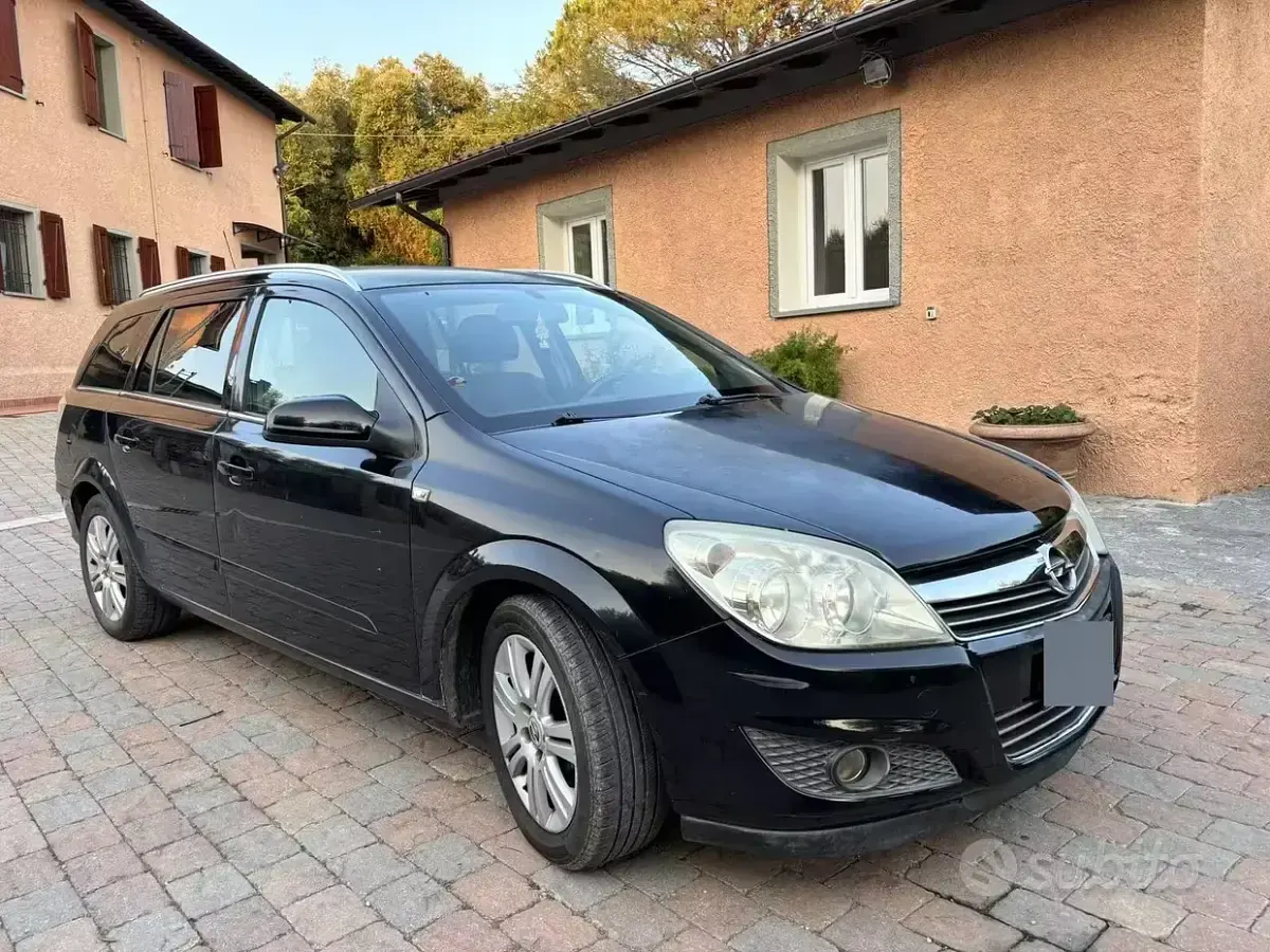 Usata Opel Astra 101 CV (74 kW) 2008 Nero Station wagon