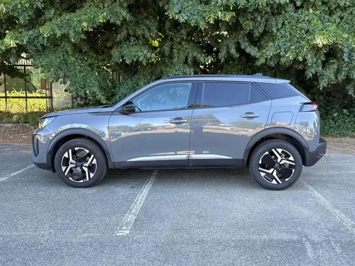 Usata Peugeot 2008 Allure 102 CV (75 kW) 2025 Grigio SUV