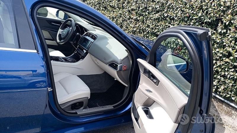 Usata Jaguar XE Prestige 180 CV (132 kW) 2016 Blu Berlina
