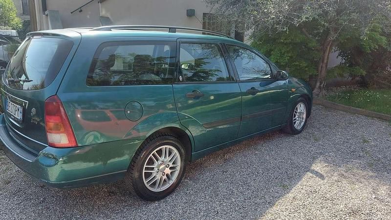 Usata Ford Focus Ambiente 90 CV (66 kW) 1999 Verde Station wagon