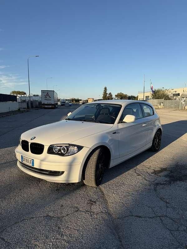 Usata BMW 116 122 CV (89 kW) 2009 Bianco Utilitaria