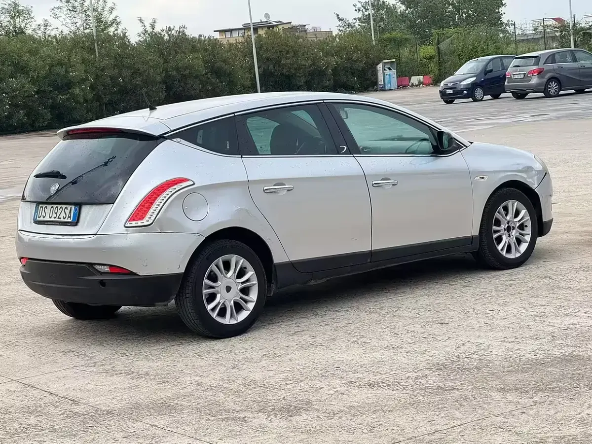 Usado Lancia Delta 120 CV (88 kW) 2008 Gris Utilitario