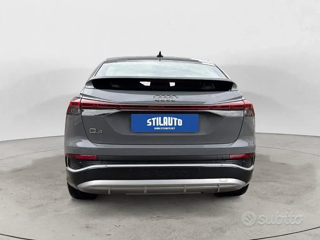 Käytetty Audi Q4 e-tron S-Line 150 kW (204 HP) 2023 Harmaa Katumaasturi