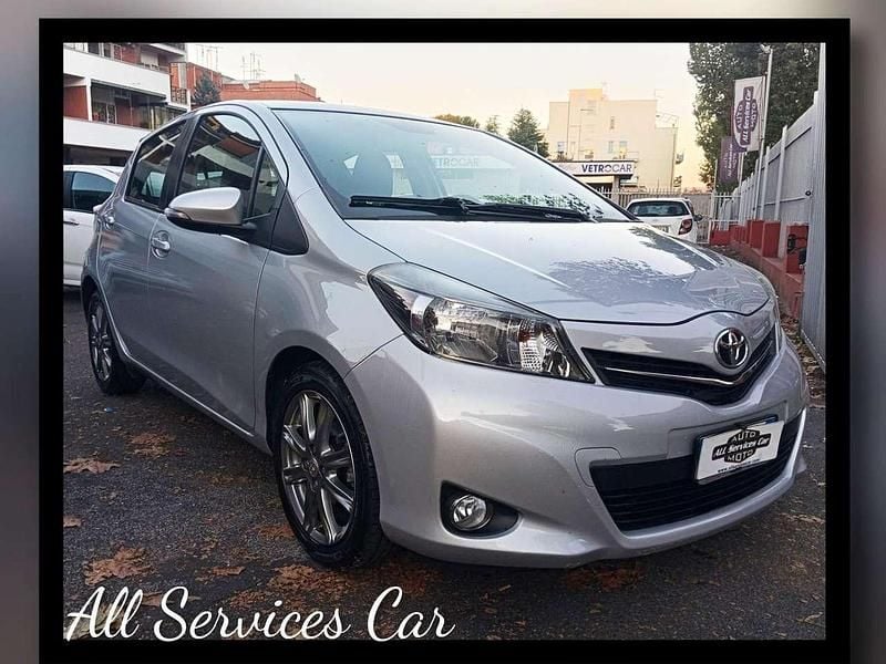 Argento Usata 2014 Toyota Yaris Lounge Tre volumi | 8200 € (Buon prezzo) - Immagine 1/4