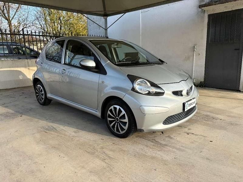 Usata Toyota Aygo 68 CV (50 kW) 2007 Argento Utilitaria