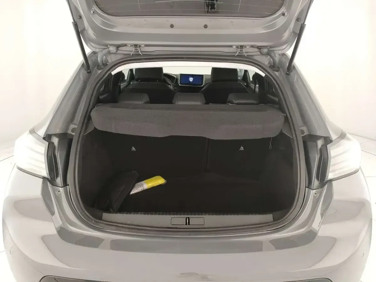 Usata Peugeot 208 Allure 101 CV (74 kW) 2025 Grigio selenium metallizzato Utilitaria
