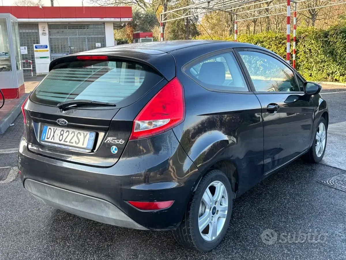 Usata Ford Fiesta 92 CV (67 kW) 2009 Nero Coupé