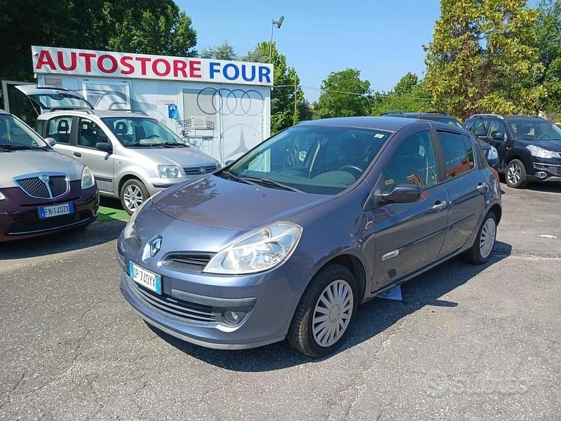 Grigio Usata 2008 Renault Clio II Due volumi | 2400 € (Buon prezzo) - Immagine 1/4