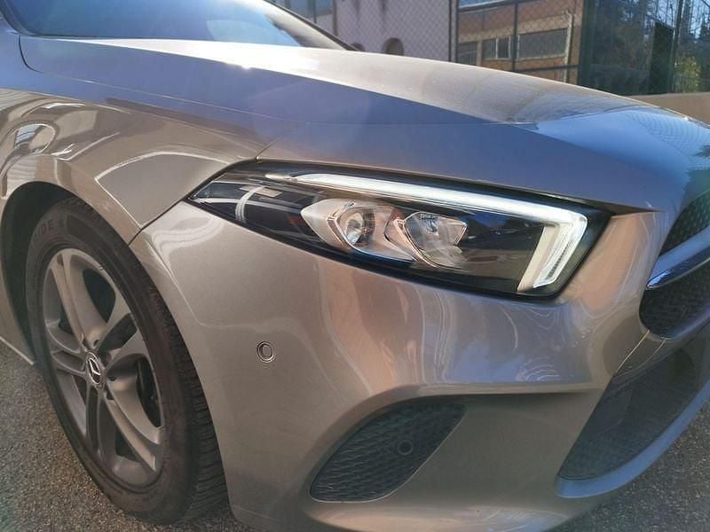 Usata Mercedes A180 Premium 116 CV (85 kW) 2019 Grigio scuro Utilitaria