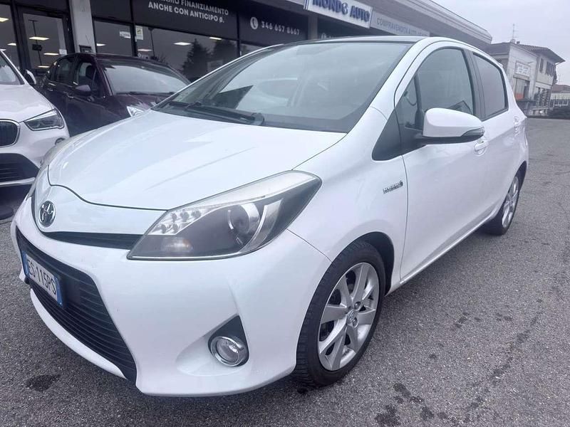Bianco Usata 2013 Toyota Yaris Hybrid Style Tre volumi | 7900 € (Buon prezzo) - Immagine 1/4