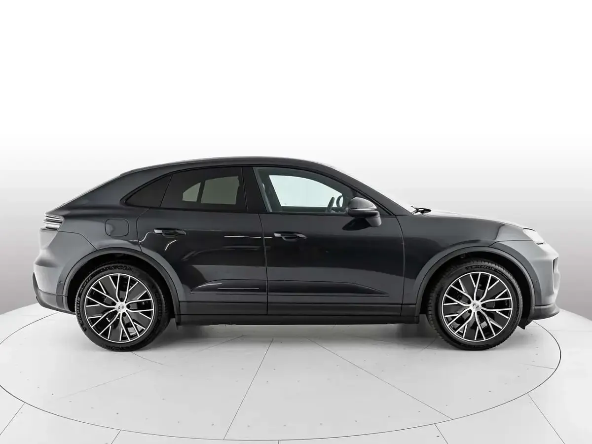 Nuova Porsche Macan 144 kW (197 CV) 2026 Grigio vulcano metallizzato SUV