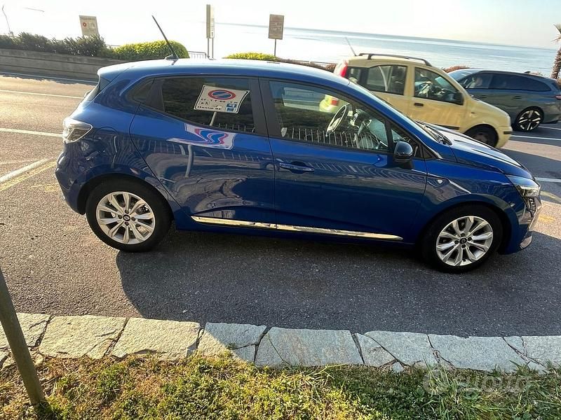 Używany Renault Clio V Evolution 101 KM (74 kW) 2024 Niebieski Sedan/Limuzyna