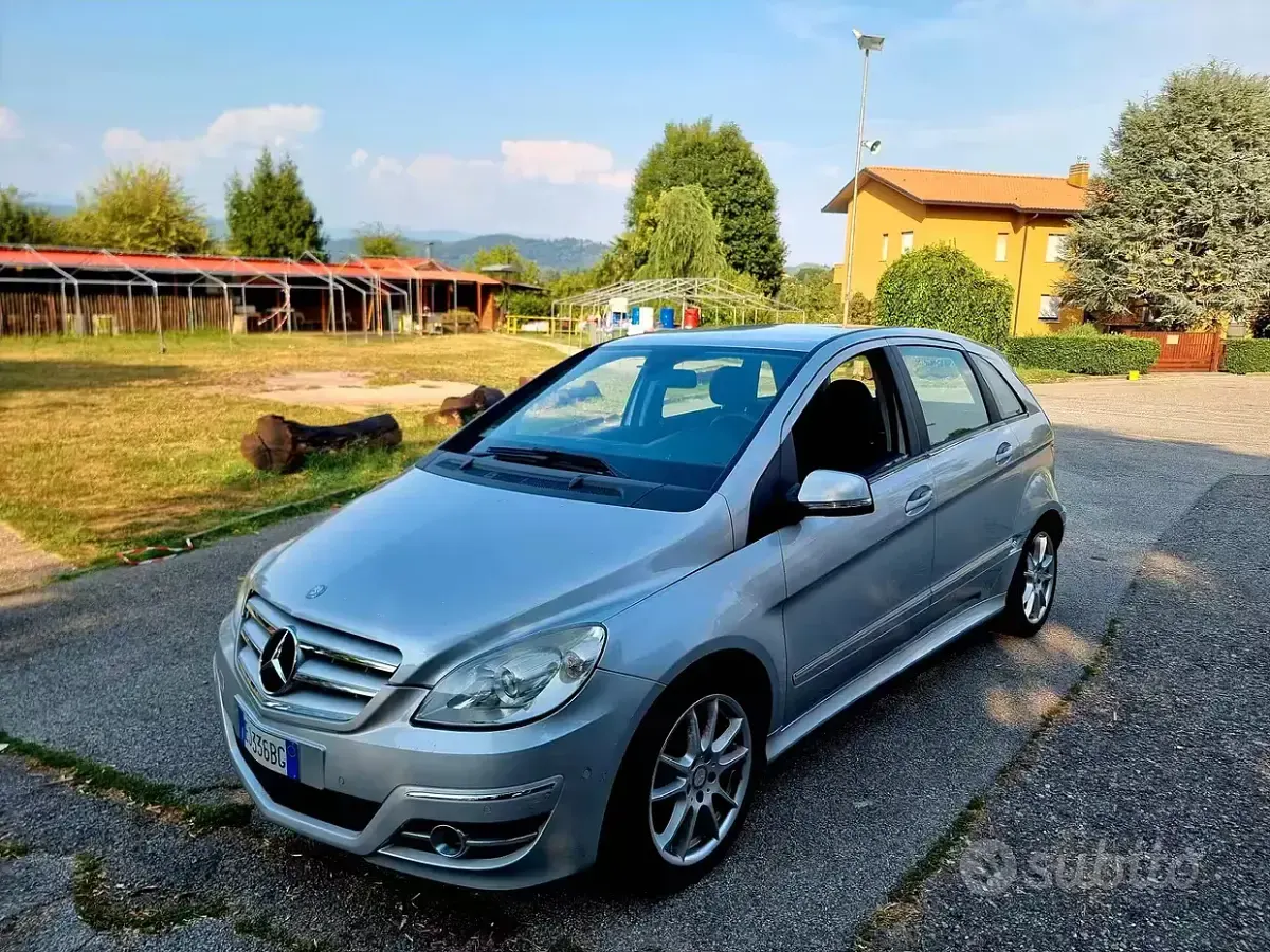 Usata Mercedes B180 109 CV (80 kW) 2011 Grigio Utilitaria