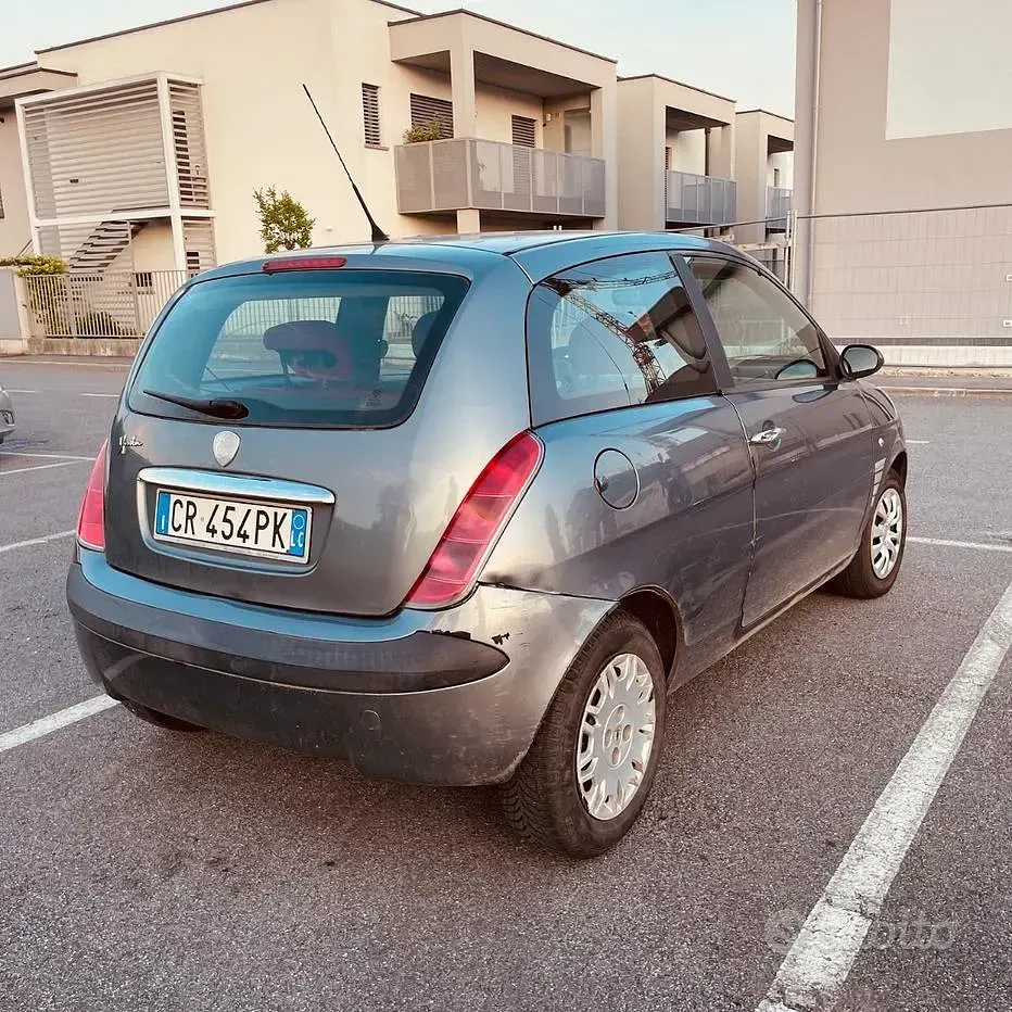 Usata Lancia Ypsilon 60 CV (44 kW) 2005 Grigio Utilitaria