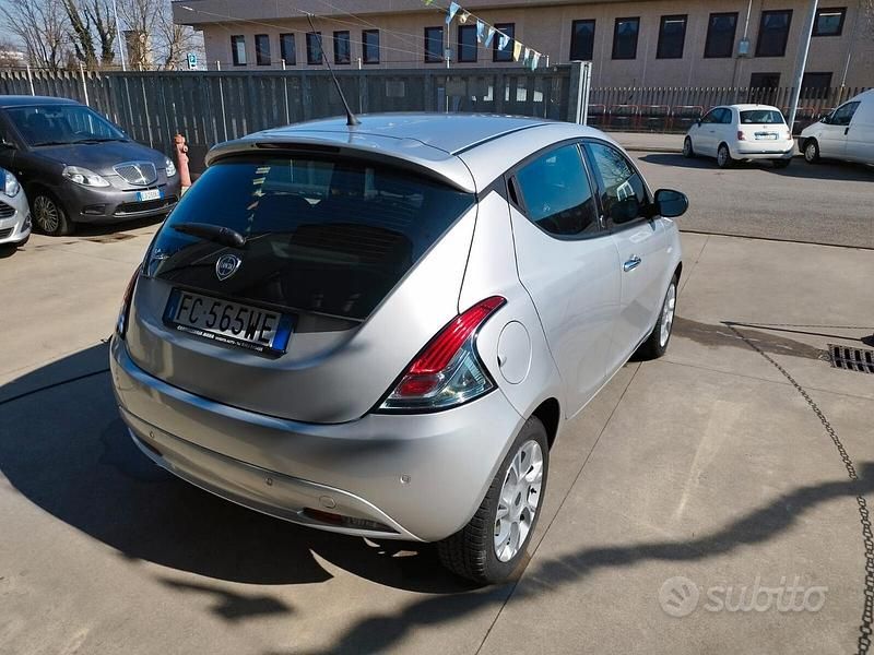 Usata Lancia Ypsilon Gold 69 CV (50 kW) 2016 Grigio Utilitaria