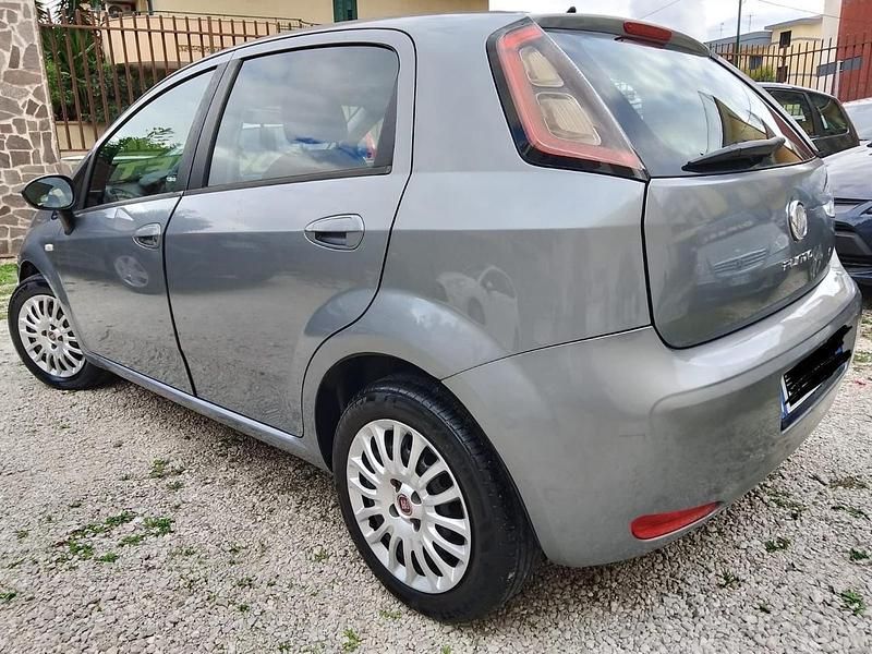 Usata Fiat Grande Punto 74 CV (54 kW) 2012 Grigio Utilitaria