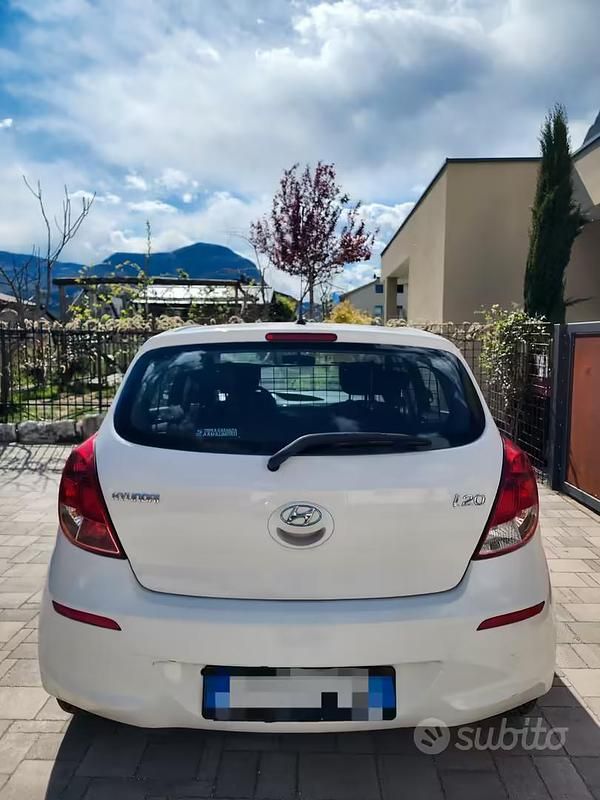 Usata Hyundai i20 85 CV (62 kW) 2012 Bianco Utilitaria